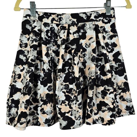 M Joe B By Joe Benbasset Floral Black White Pleated Skirt Womens Size S Flare - Picture 1 of 8
